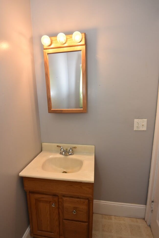 Building Photo - 3 bedroom 1.5 bath home next to IUSB.