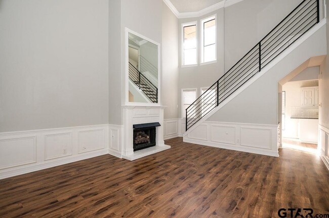 Building Photo - 5827 Hollytree Dr