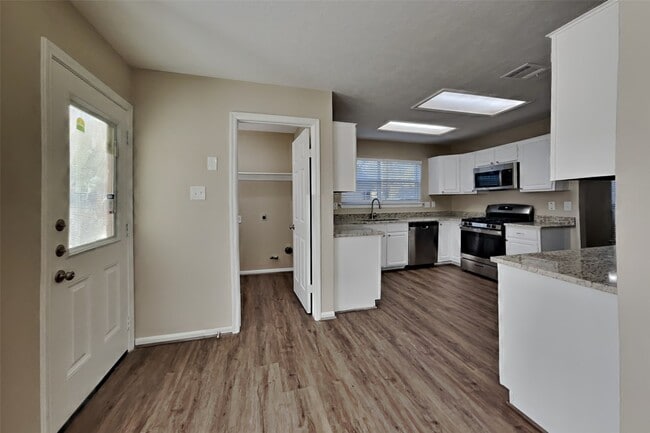 Building Photo - 16923 Poplar Hill St