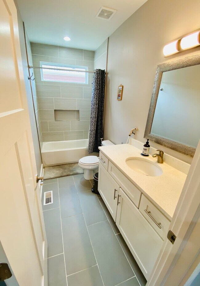 Building Photo - Spectacular 4Bed/3Bath Minutes to Duke with Fenced In Yard