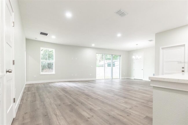 Building Photo - 200 Bridle Path