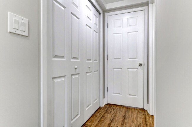 Building Photo - 3 Bed 2.5 Bath - Bloomingdale Condo - 1 Assigned Parking Space