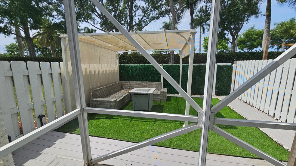 Building Photo - 8115 Bellagio Ln