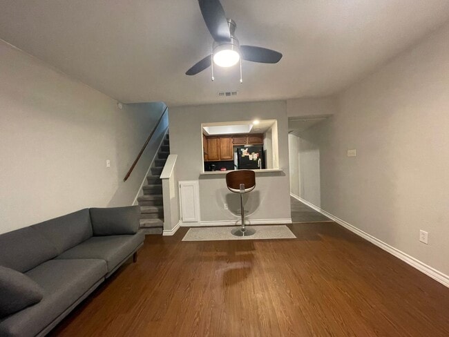Building Photo - Two Story 1bd/1ba Condo Available Now in T...
