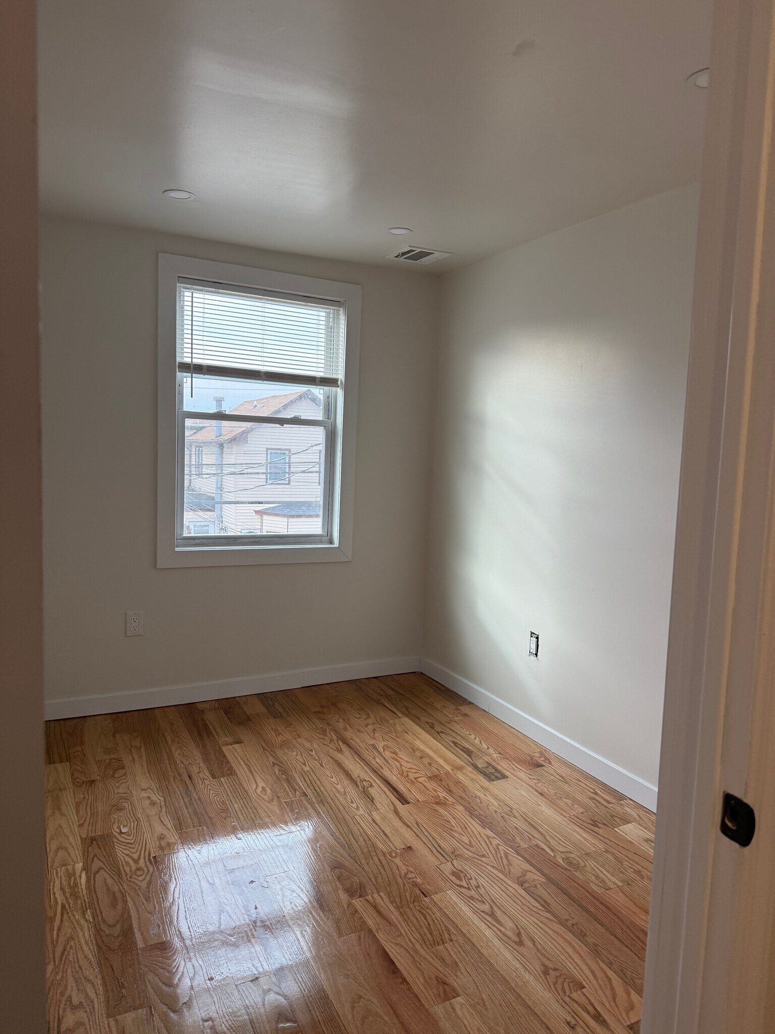 Building Photo - 19 Nichols St