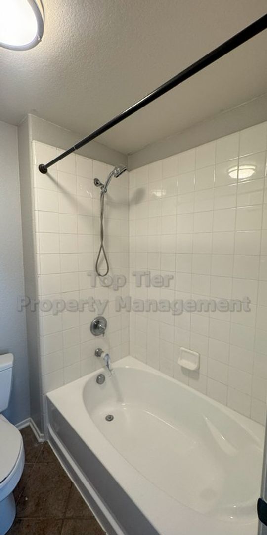 Building Photo - Available NOW***Charming 3-Level Townhome ...
