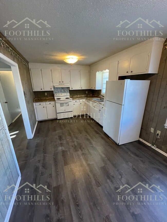 Building Photo - Newly Renovated 3-Bed, 2-Bath Brick Home