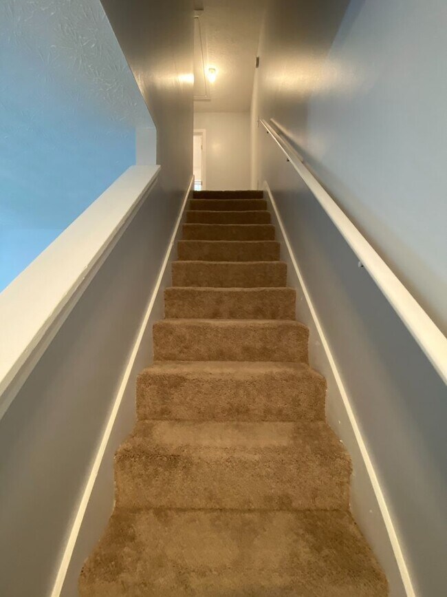 Building Photo - Oakwood Drive (Duplex - 2 Units)