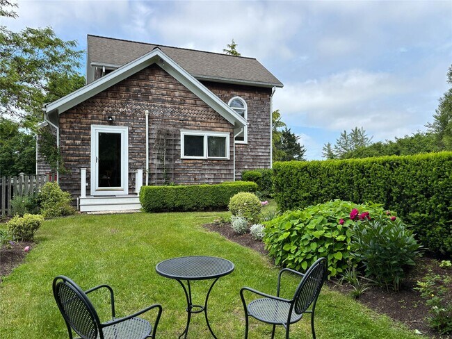 Building Photo - 541 Manor Ln