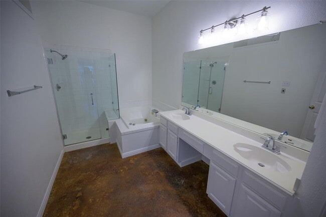 Building Photo - 6000 La Naranja Ln