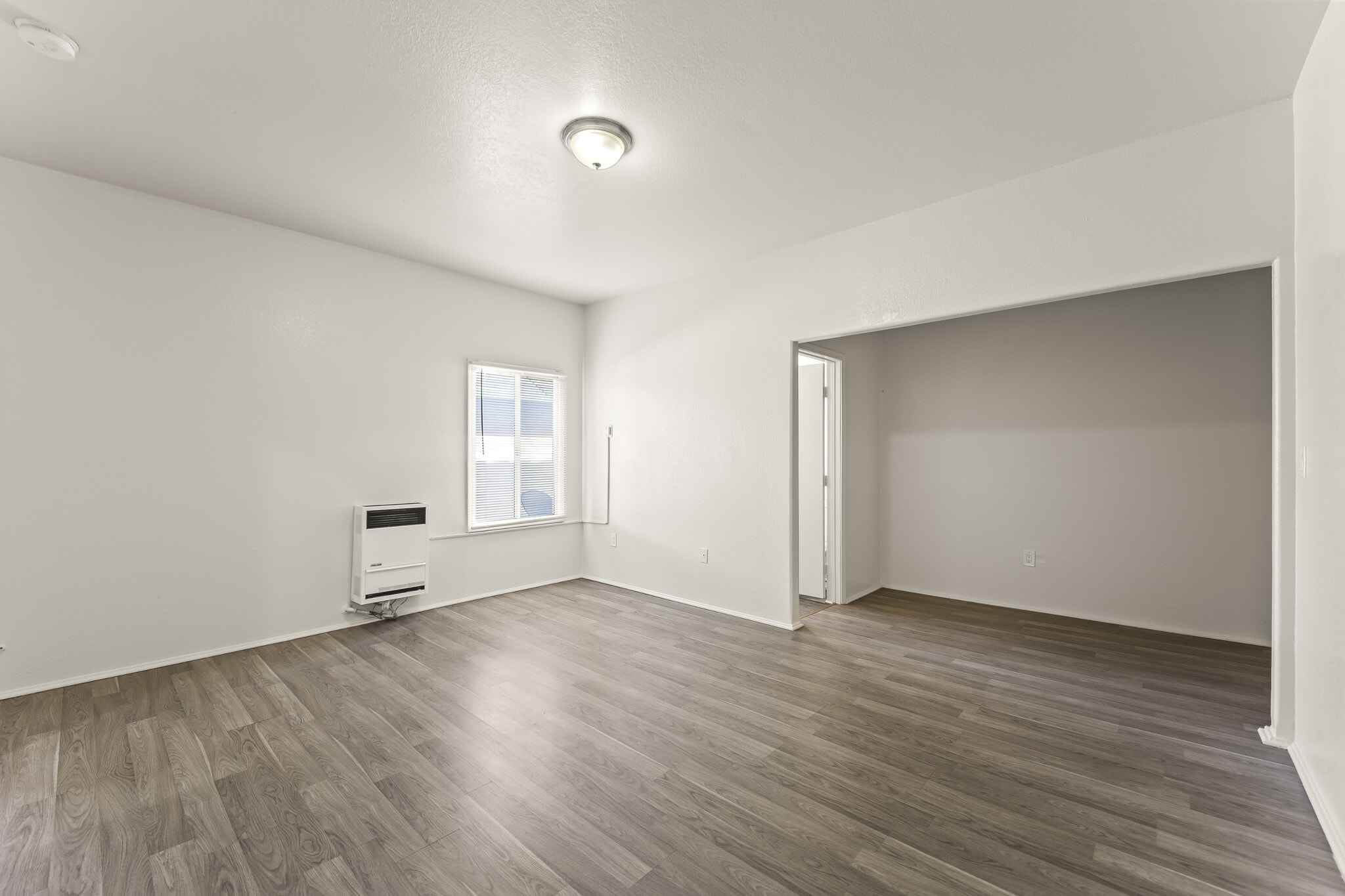 Building Photo - 842 W 83rd St