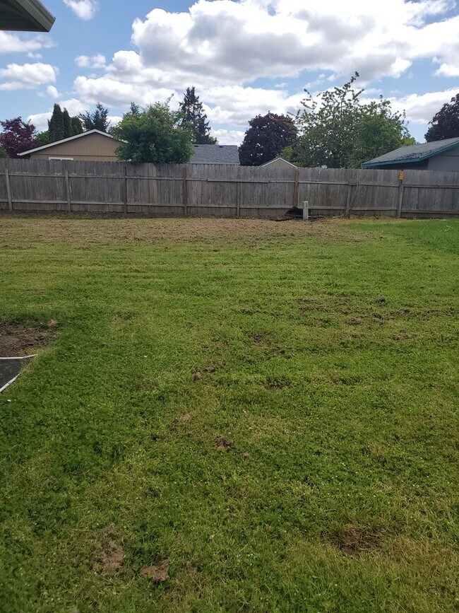 Building Photo - 2 bed 1 bath Duplex