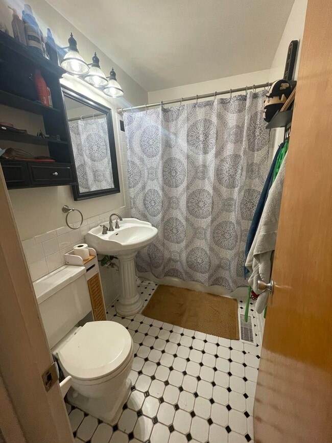 Building Photo - 3 Bedroom House