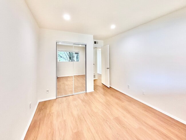 Building Photo - Bright 2 Bed 2 Bath | Surfside Community |...