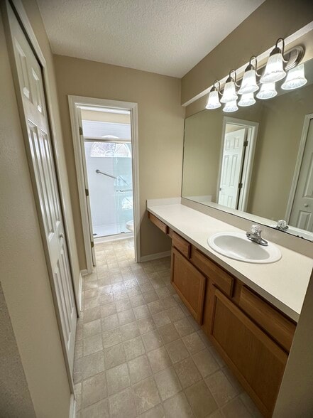 Master Bathroom - 1630 Vineland Cir