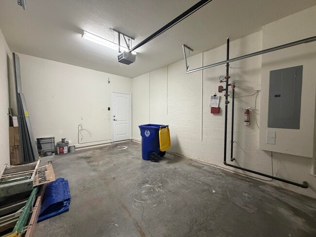 Building Photo - 9491 SW Merlin Ct