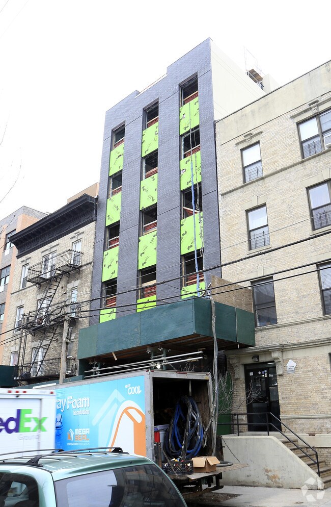 Building Photo - 985 Summit Ave