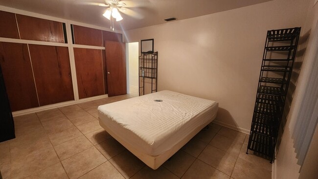 Building Photo - 225 E Ilex Dr