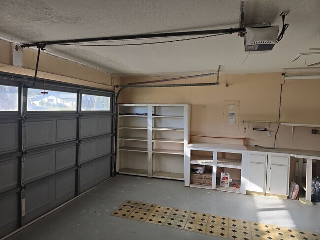 Building Photo - Beautuful 2 bedroom, 2 bath, 2 car garage rental home in Weeki Wachee!