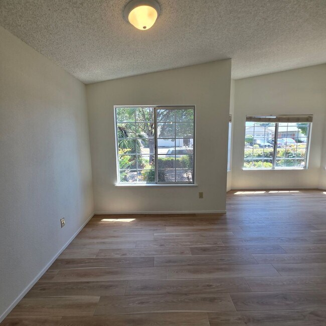 Building Photo - 3bd/2ba Single Story, Fresh Updates, Huge Backyard