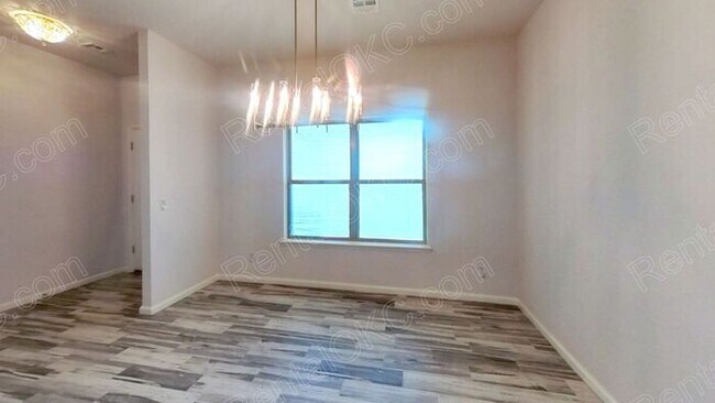 Building Photo - Great 3 bed 2 Bath on the West side.
