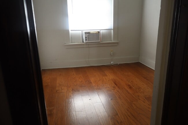 Building Photo - 308 W Mulberry St
