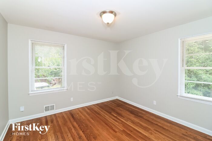 Building Photo - 102 Larose Cir SE