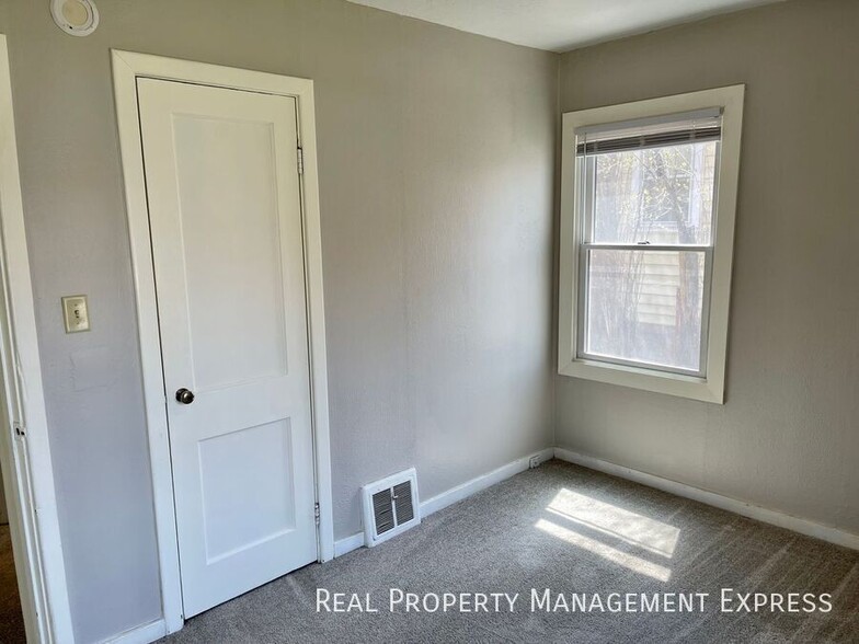 Building Photo - Beautiful 3 Bedroom Home in Southwest Siou...