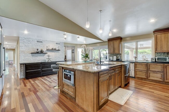 Building Photo - 7001 Alamitos Cir