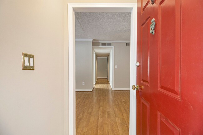 Building Photo - Sunlit 2BD/2BA with Fireplace in Peaceful ...