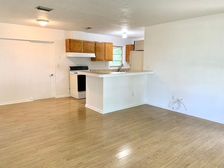 Open concept dining room and a kitchen area - 1270 Whitewood Dr