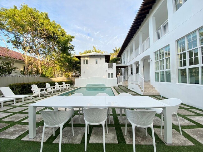 Building Photo - 350 Woodcrest Rd