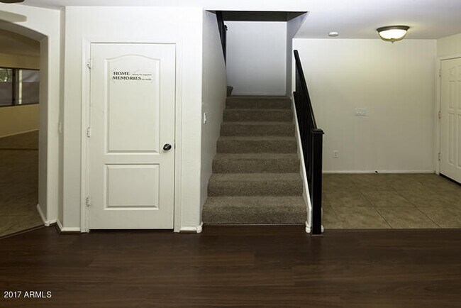 Building Photo - BEAUTIFUL 4 BED 2.5 BATH, OVER 2300SQFT., ...