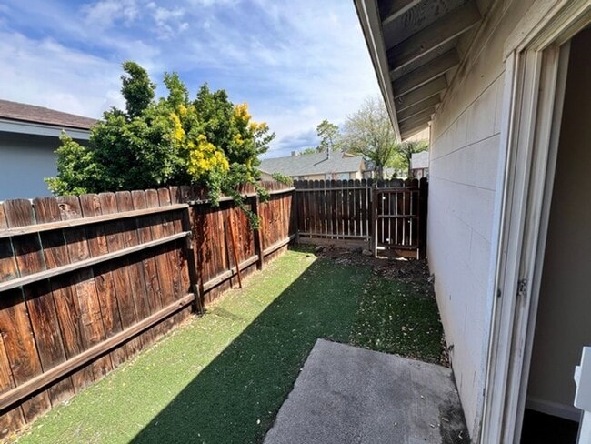Building Photo - Refreshed Two Bedroom Sparks Duplex