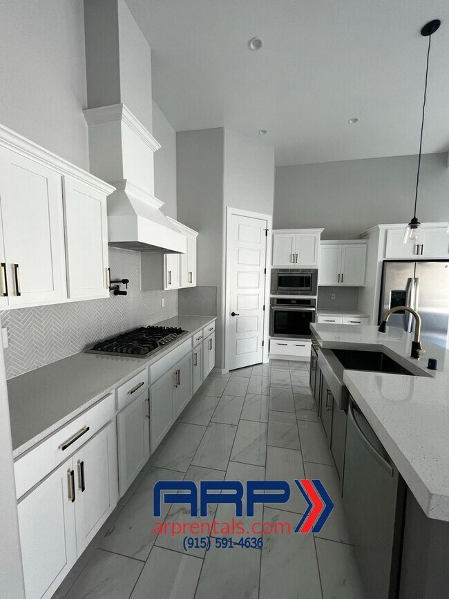 Building Photo - LUXURIOUS HOME FOR RENT