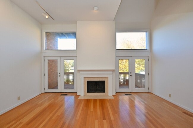 Building Photo - **PERFECTLY SITUATED TOWNHOME IN GREEN HIL...