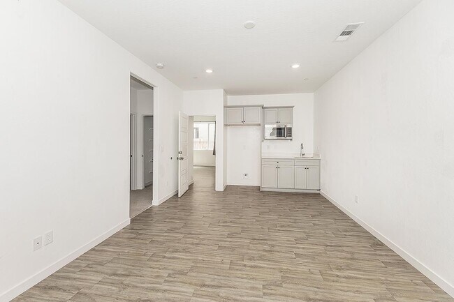 Building Photo - 2844 N Vahe Ave
