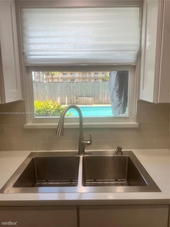 Building Photo - 3 br, 2 bath House - 1410 NE 56th Ct # 1412