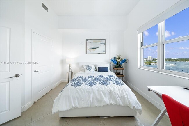 Building Photo - 7900 Harbor Island Dr