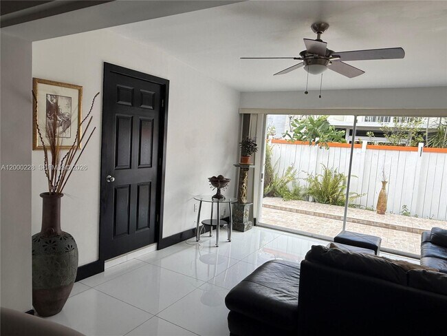 Building Photo - 13505 NE 23rd Ct