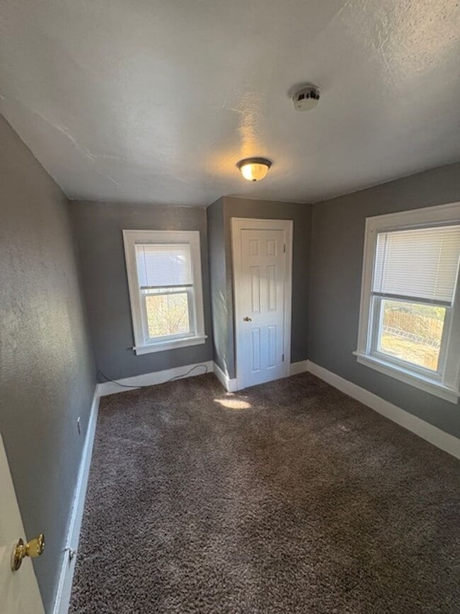 Building Photo - Single-Family 3 bedroom Home
