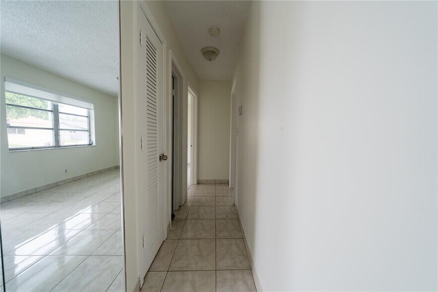 Building Photo - 2702 NW 51st Pl