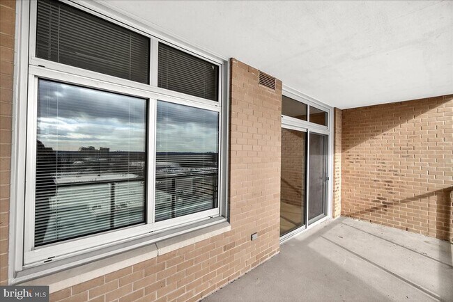 Building Photo - 5750 Bou Ave