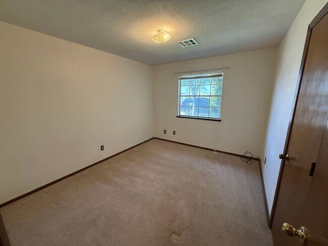 Building Photo - 2712 Spitz St
