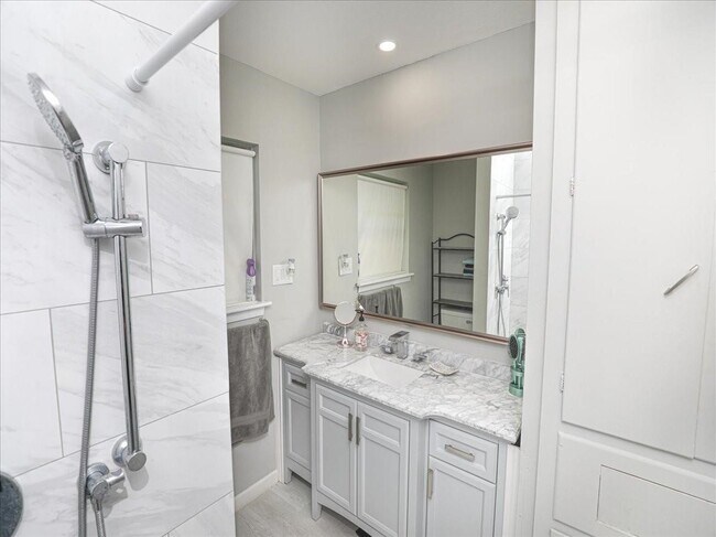 Building Photo - 6817 Hendon Ln