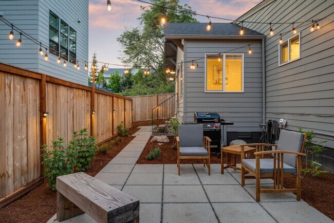 Building Photo - 6404 47th Ave SW