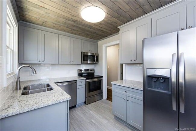 Building Photo - Beautiful 3 Bedroom Brick Home Near Uptown Charlotte