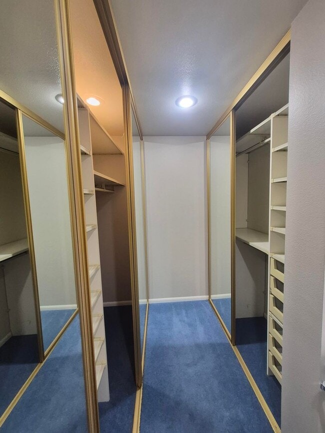 Building Photo - Spacious 2 Bedroom Condo for Rent in the Fairhaven Neighborhood