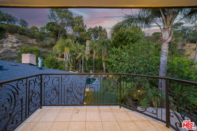 Building Photo - 9023 Alto Cedro Dr