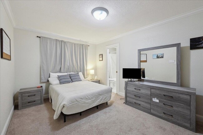 Building Photo - 4 Twin Cir Dr